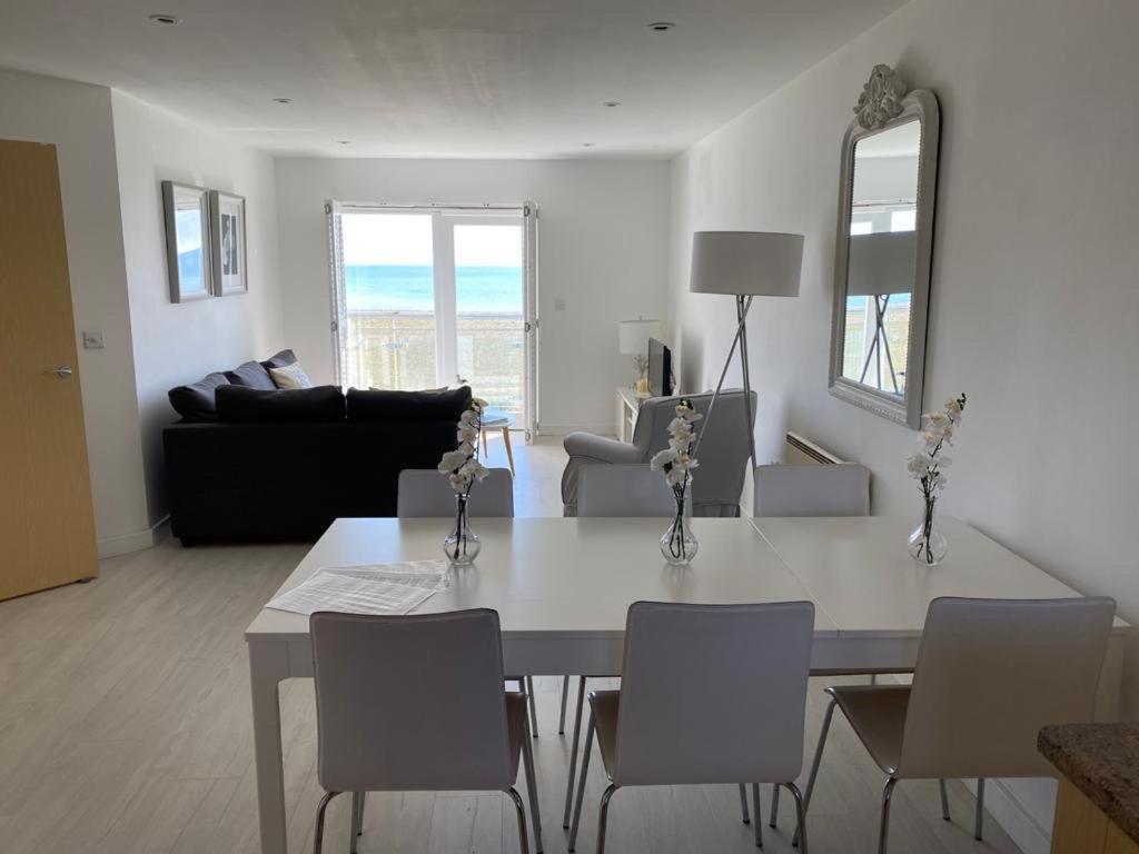 Luxury Beachfront Outstanding 2 Bedroom Apartment イーストボーン エクステリア 写真