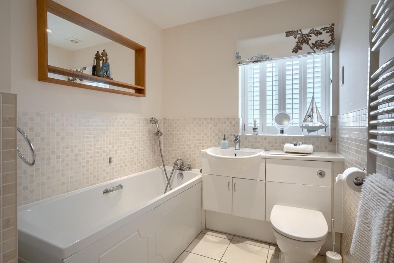 Luxury Beachfront Outstanding 2 Bedroom Apartment イーストボーン エクステリア 写真