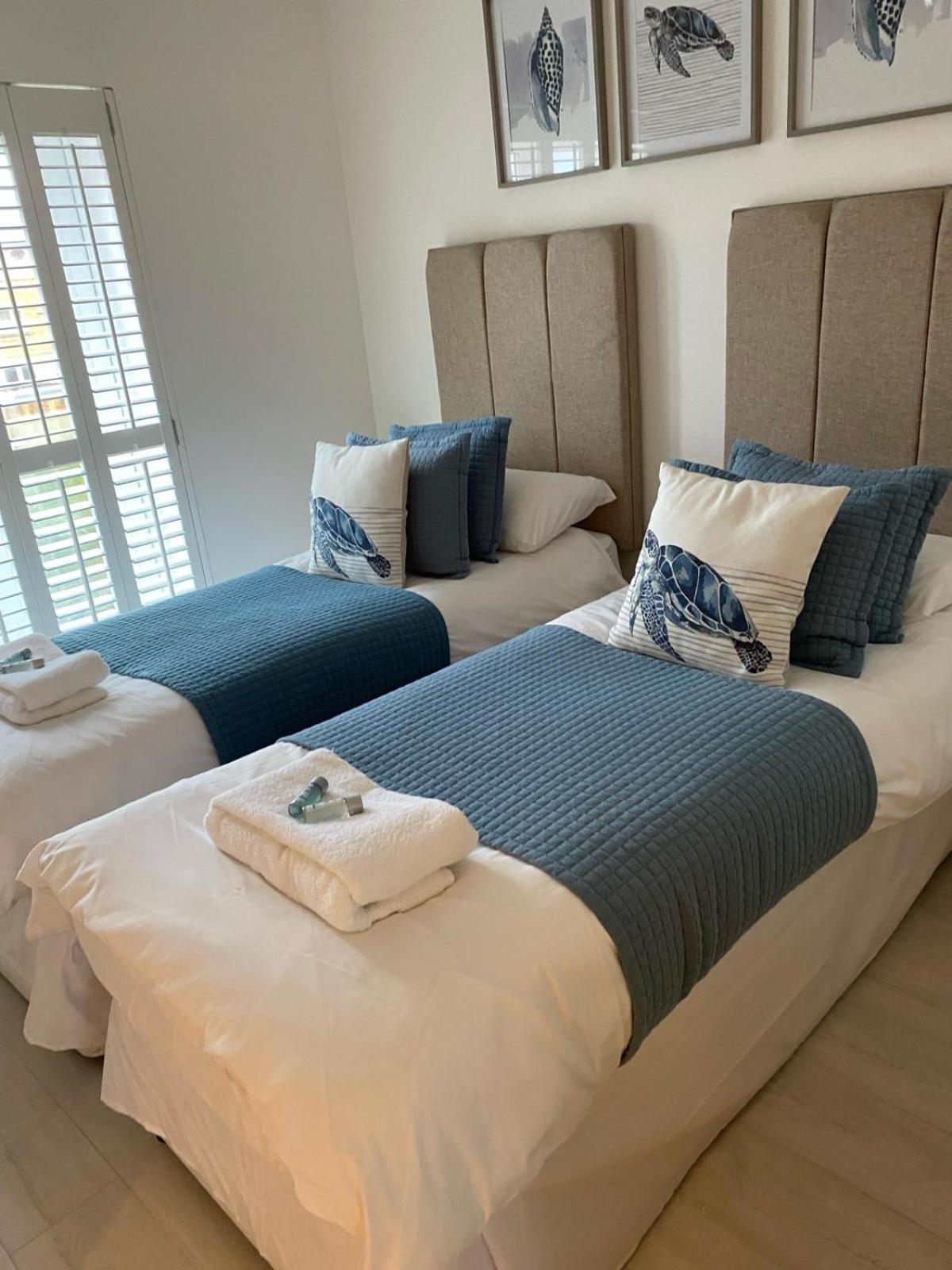 Luxury Beachfront Outstanding 2 Bedroom Apartment イーストボーン エクステリア 写真